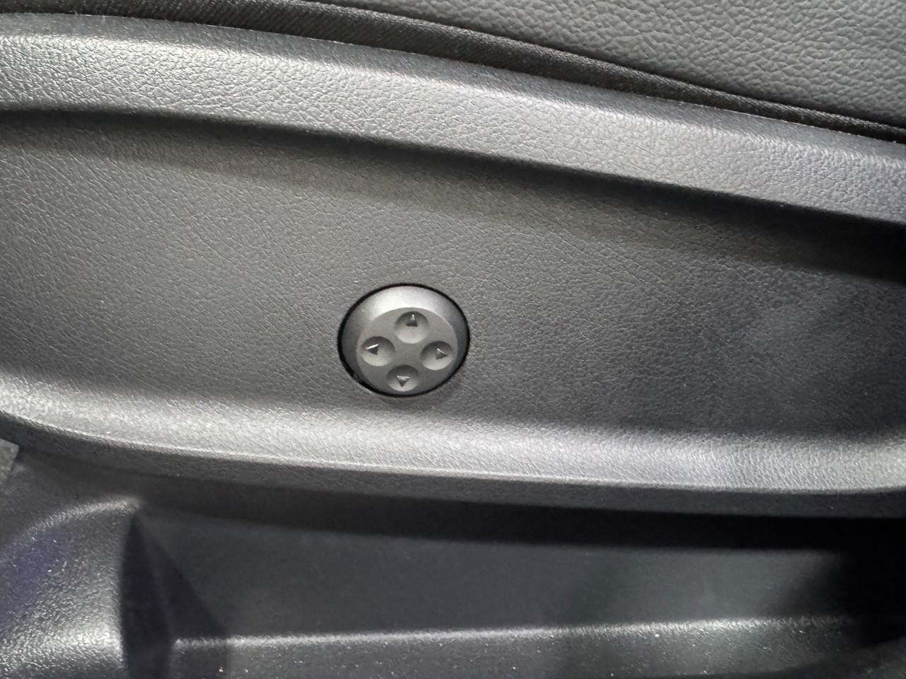 Mercedes-Benz GLB Vehicle Full-screen Gallery Image 30