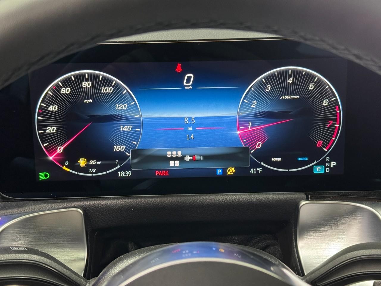 Mercedes-Benz GLB Vehicle Full-screen Gallery Image 33