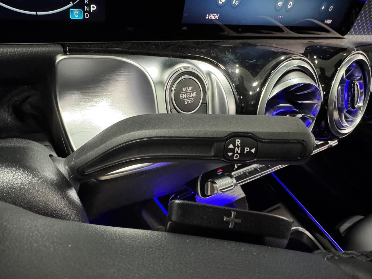 Mercedes-Benz GLB Vehicle Full-screen Gallery Image 34