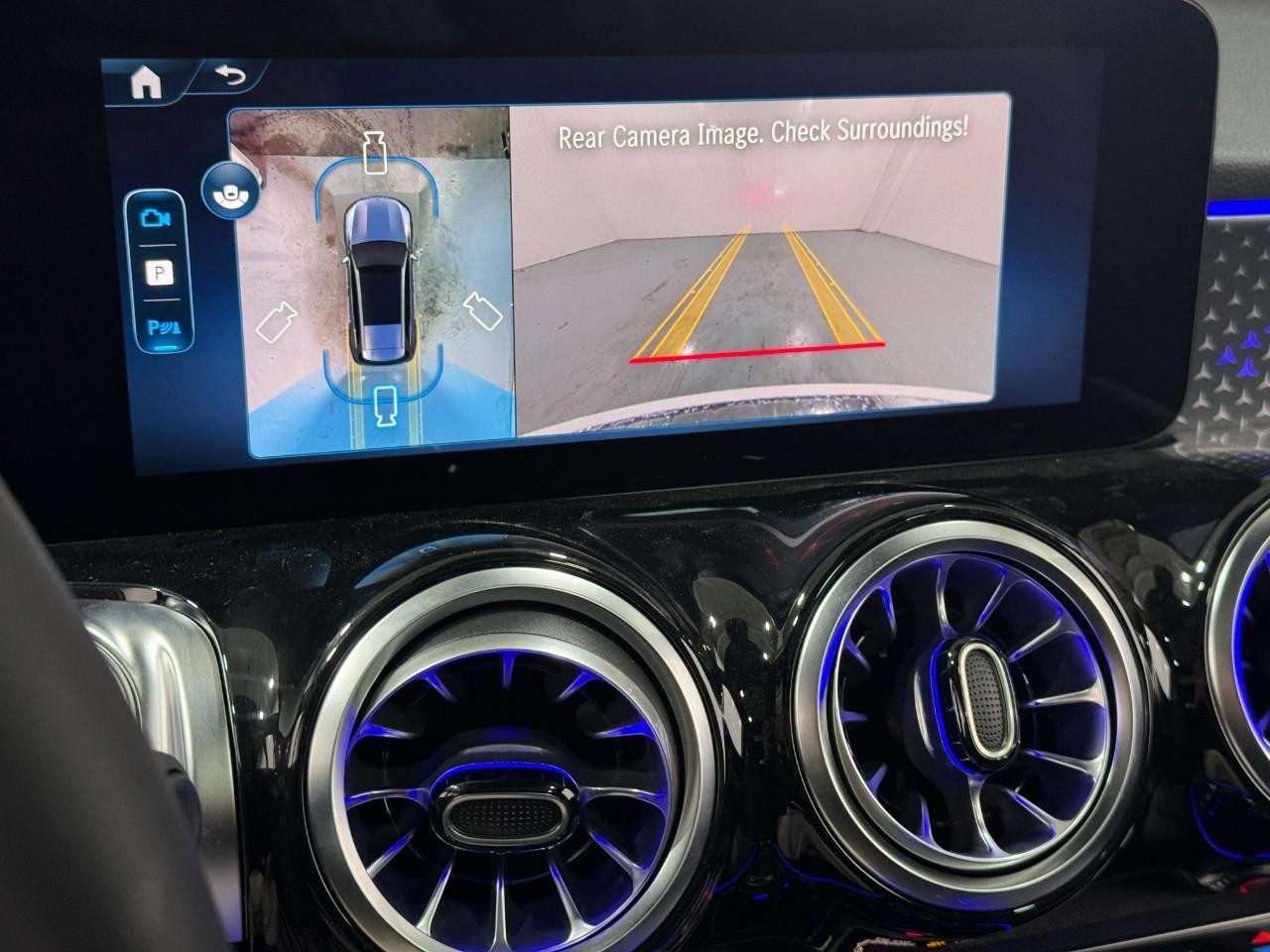 Mercedes-Benz GLB Vehicle Full-screen Gallery Image 35