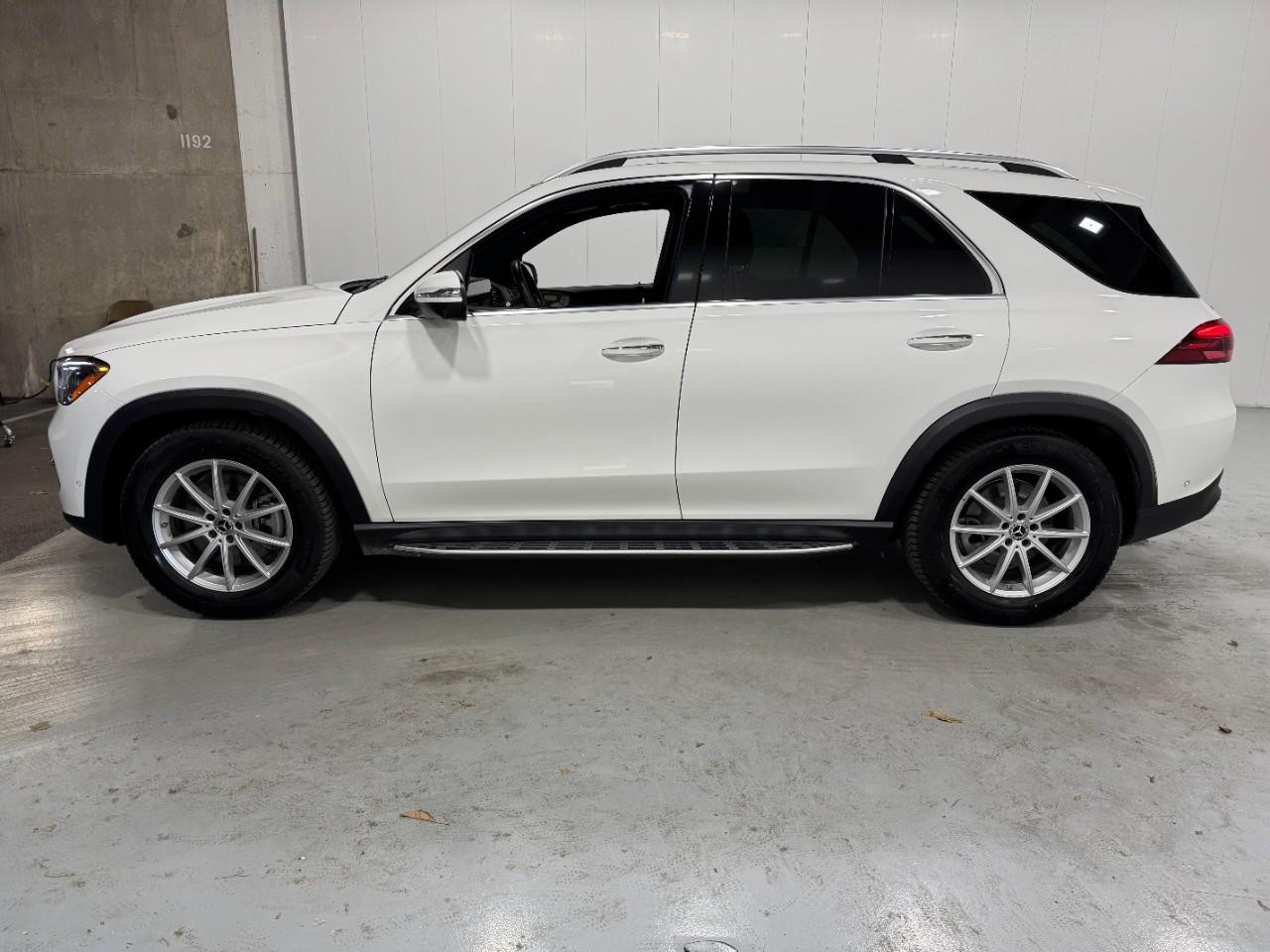 Mercedes-Benz GLE Vehicle Full-screen Gallery Image 2