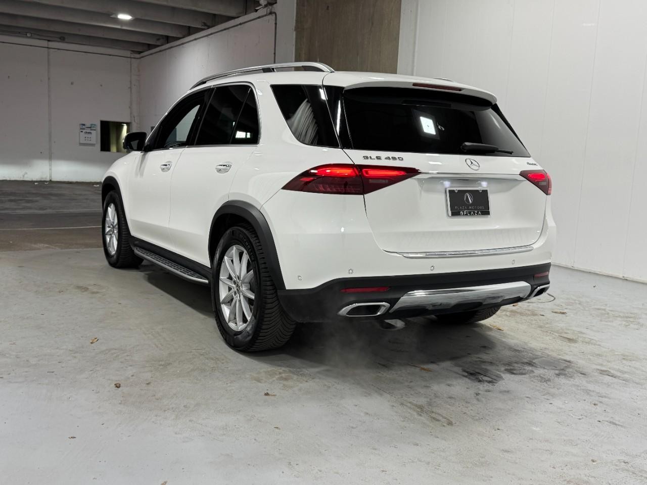 Mercedes-Benz GLE Vehicle Full-screen Gallery Image 3