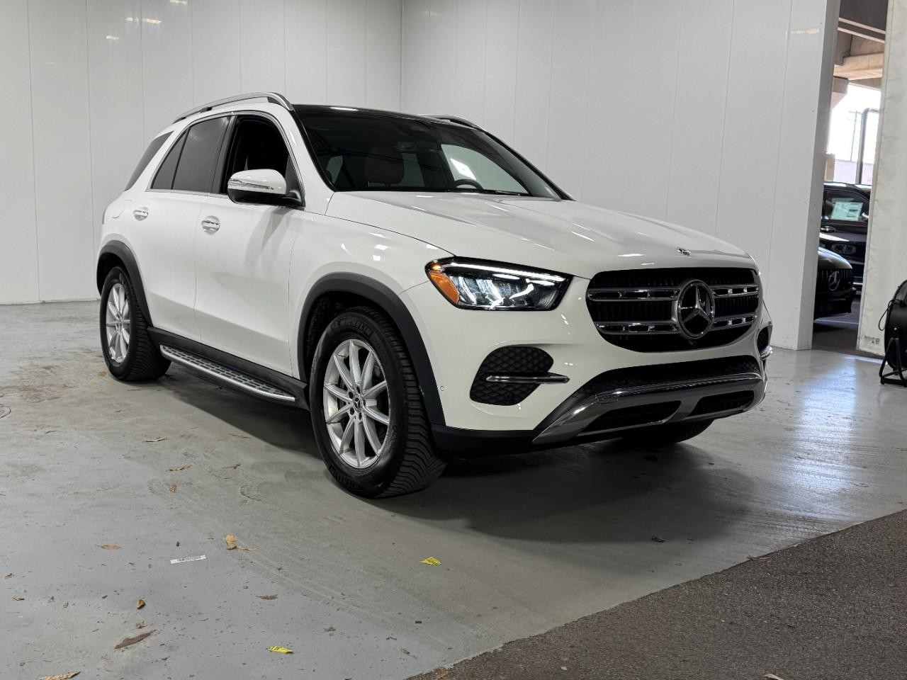 Mercedes-Benz GLE Vehicle Full-screen Gallery Image 6