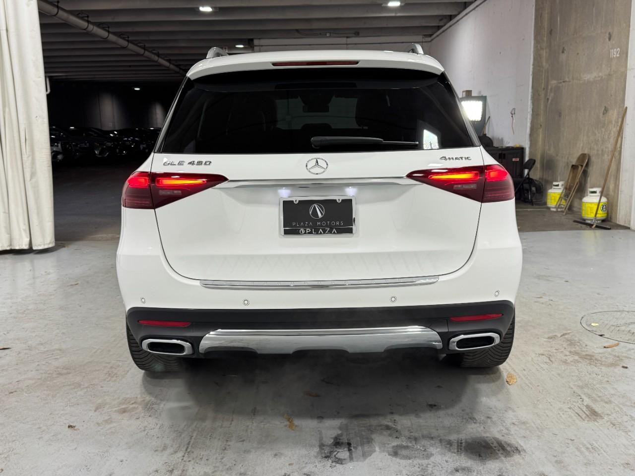 Mercedes-Benz GLE Vehicle Full-screen Gallery Image 9