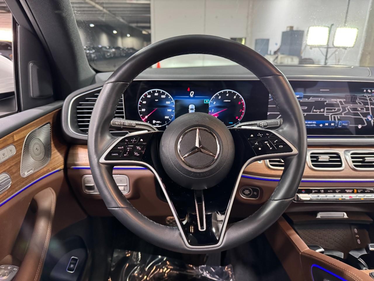 Mercedes-Benz GLE Vehicle Full-screen Gallery Image 13