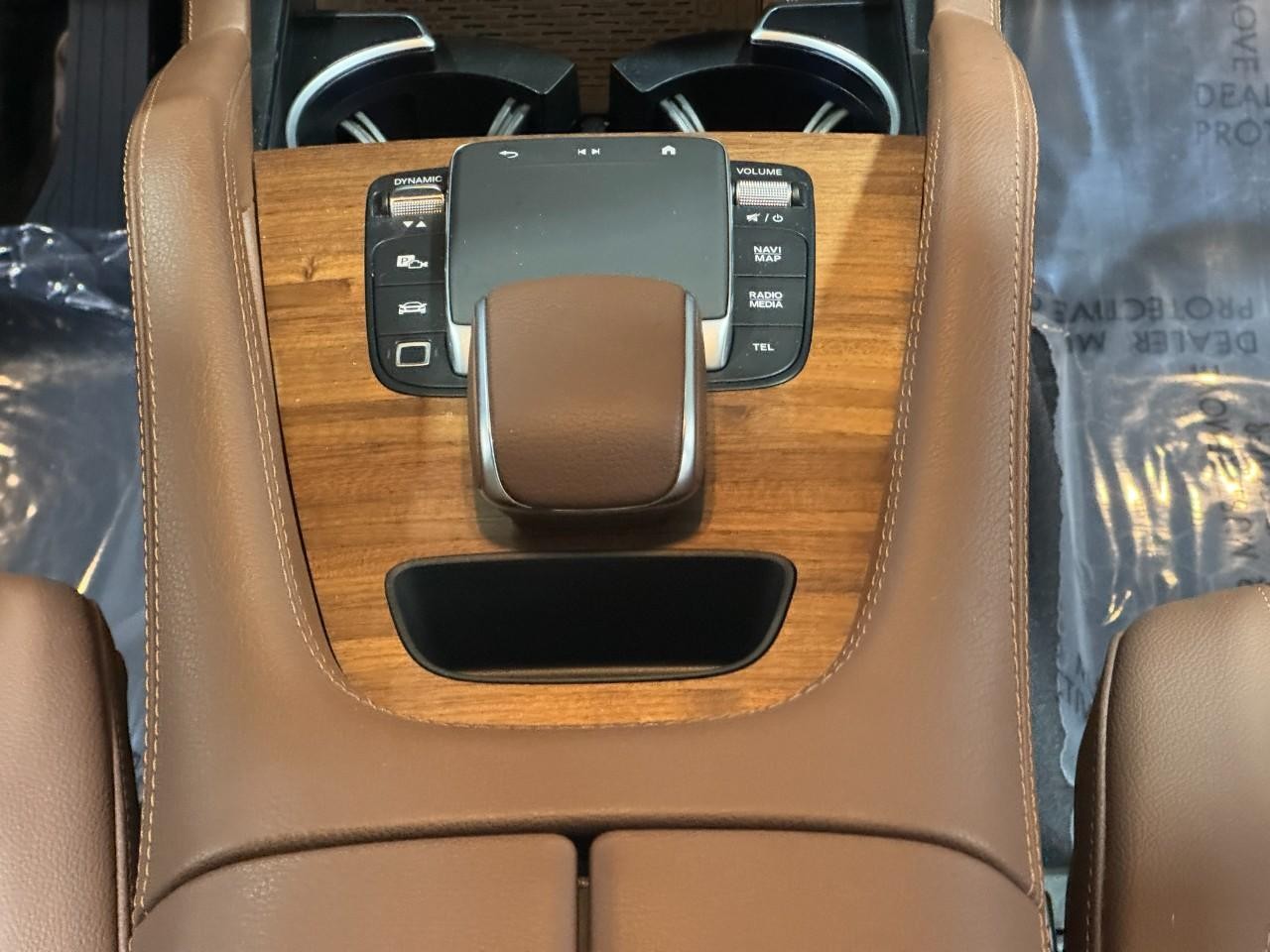 Mercedes-Benz GLE Vehicle Full-screen Gallery Image 16