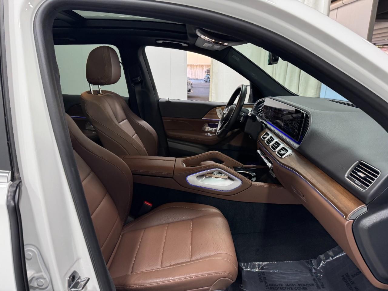 Mercedes-Benz GLE Vehicle Full-screen Gallery Image 18