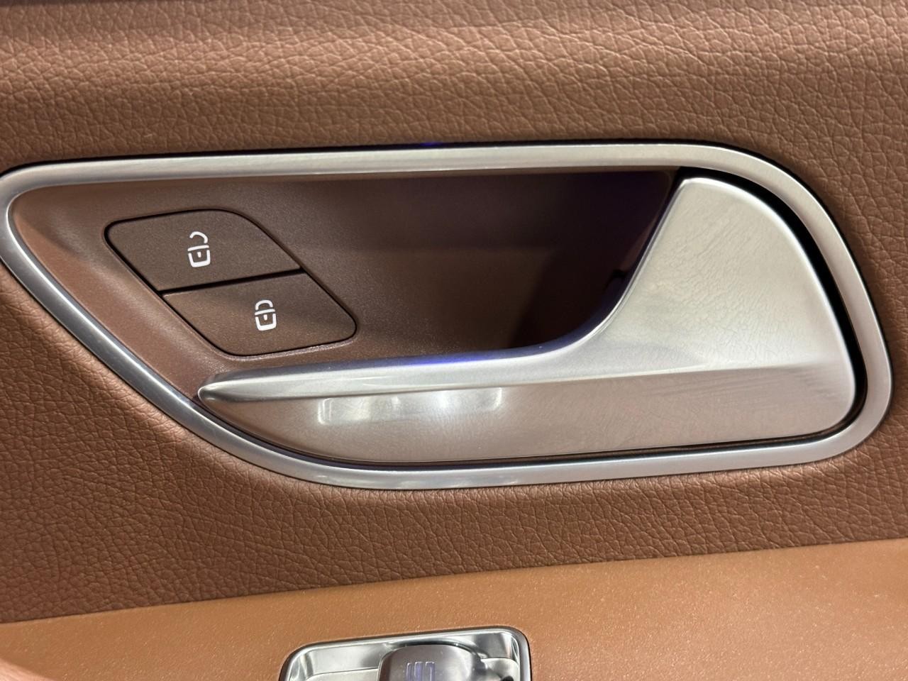 Mercedes-Benz GLE Vehicle Full-screen Gallery Image 22