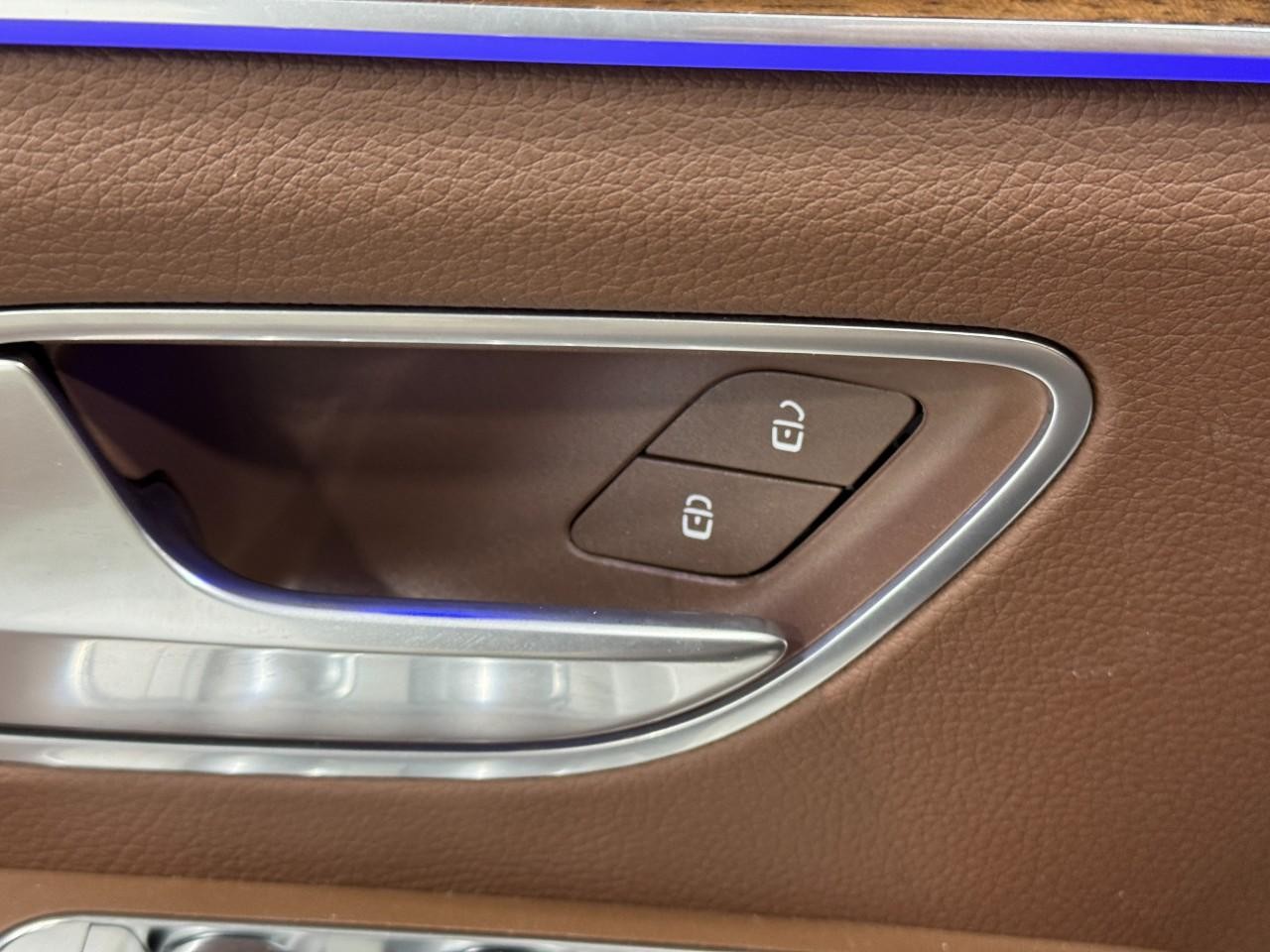 Mercedes-Benz GLE Vehicle Full-screen Gallery Image 26