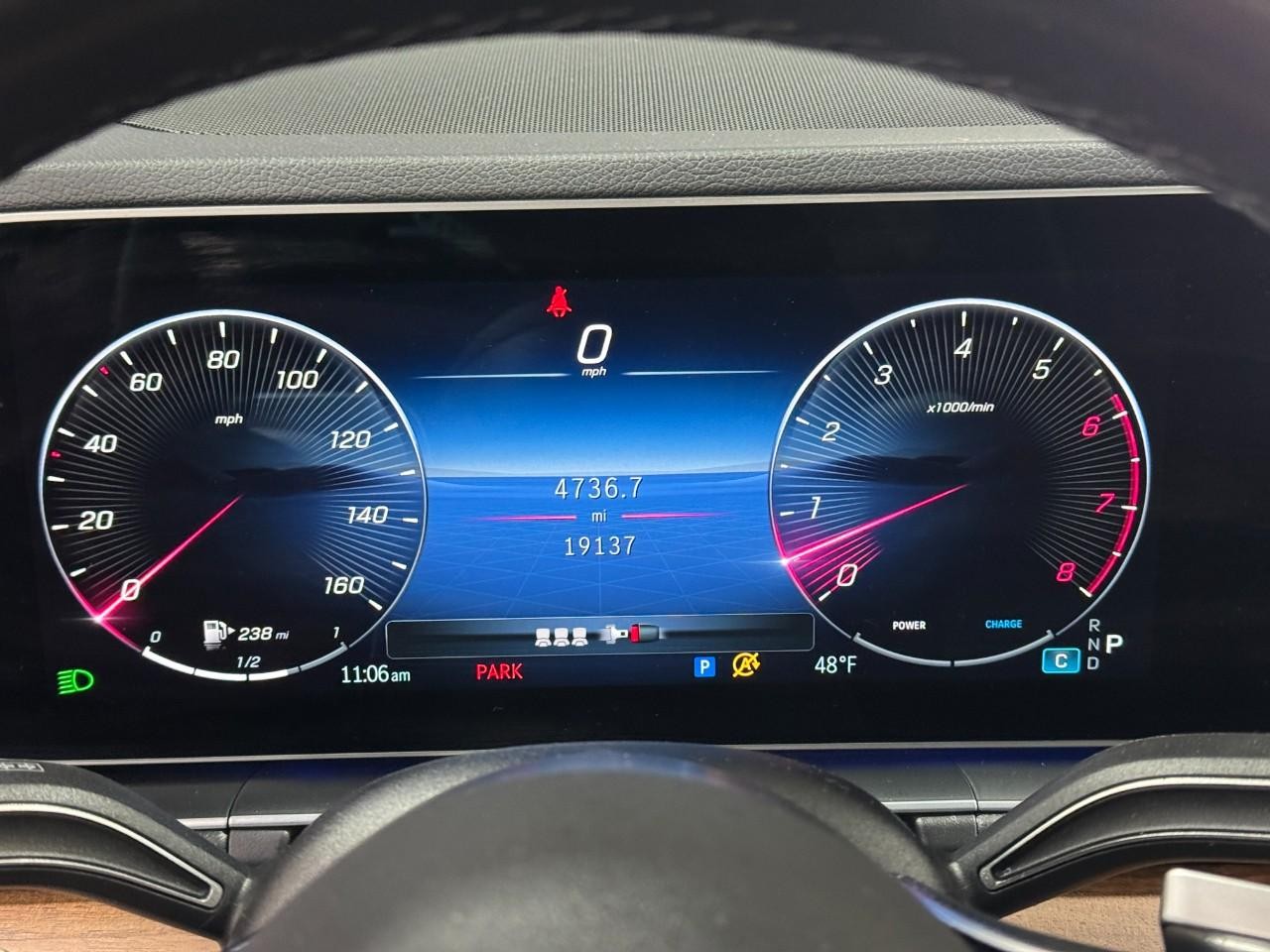 Mercedes-Benz GLE Vehicle Full-screen Gallery Image 35