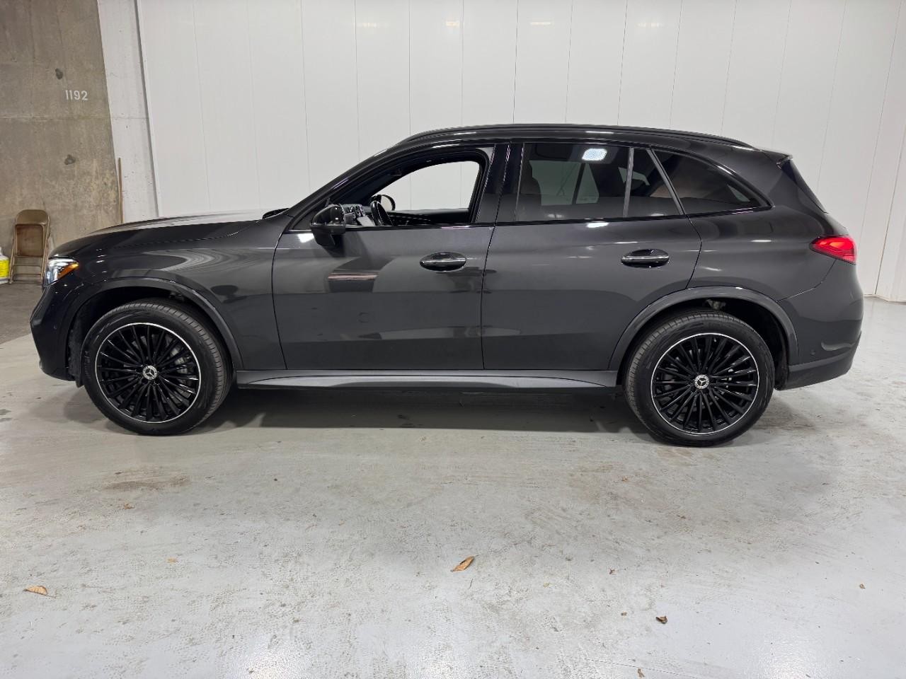 Mercedes-Benz GLC Vehicle Full-screen Gallery Image 2