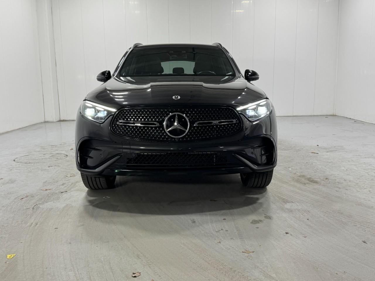 Mercedes-Benz GLC Vehicle Full-screen Gallery Image 7