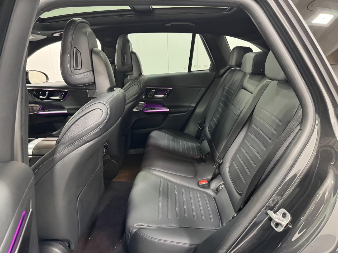 Mercedes-Benz GLC Vehicle Full-screen Gallery Image 8