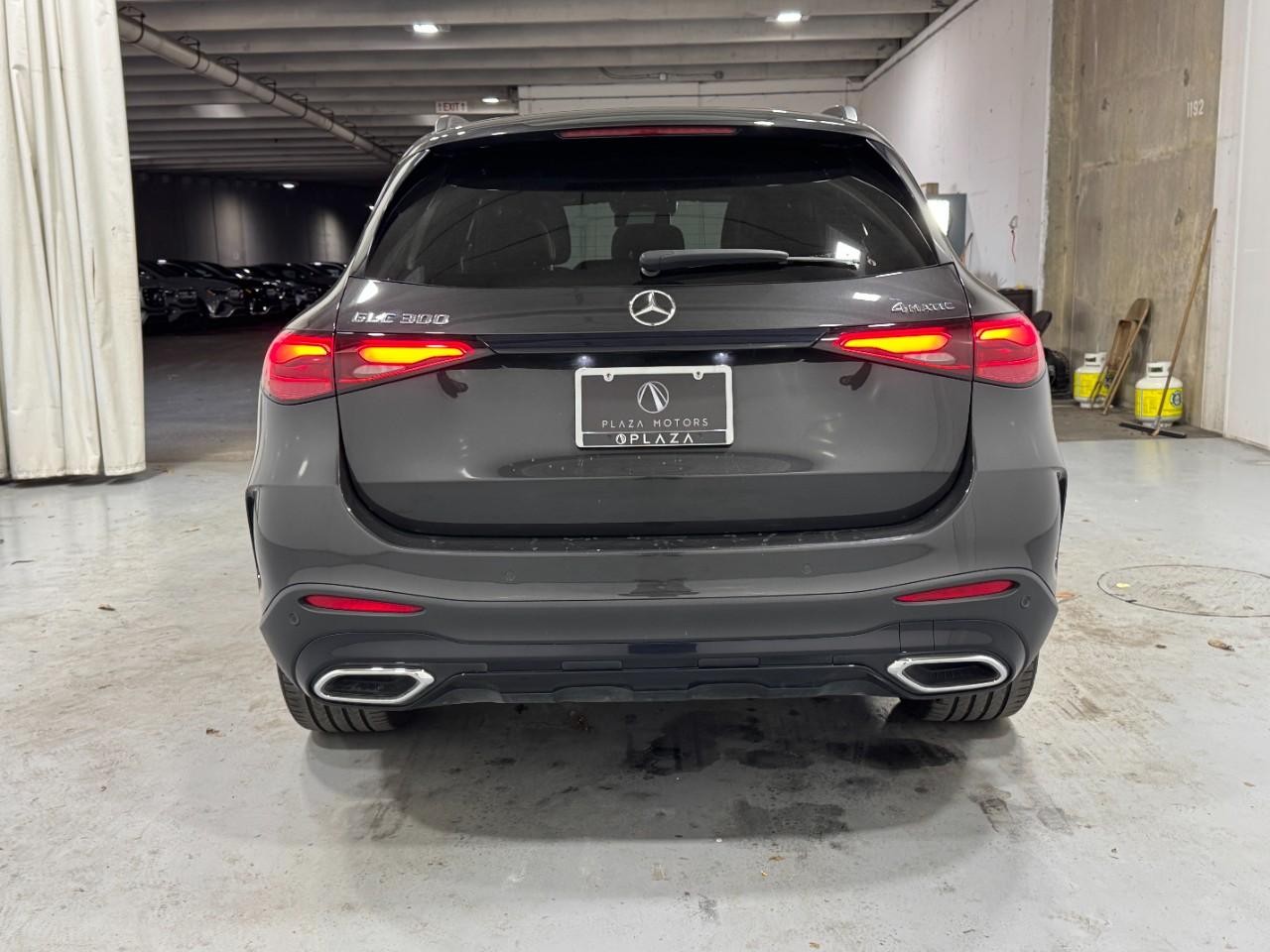 Mercedes-Benz GLC Vehicle Full-screen Gallery Image 9