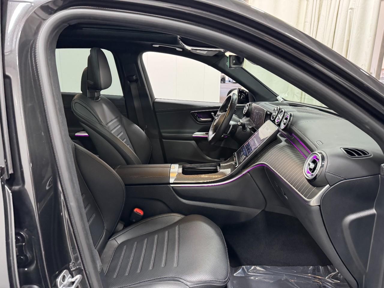 Mercedes-Benz GLC Vehicle Full-screen Gallery Image 16