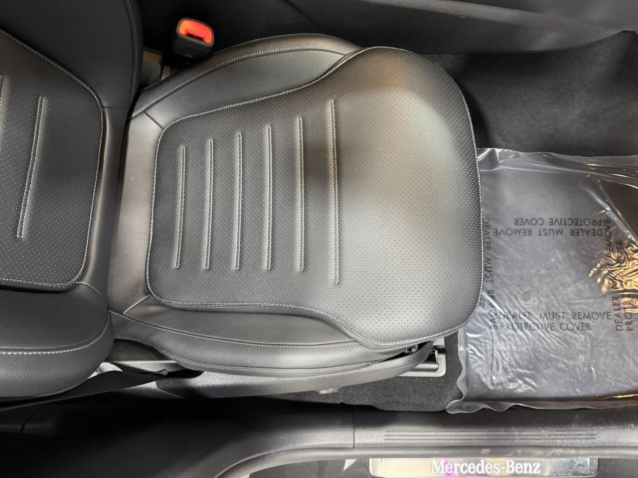 Mercedes-Benz GLC Vehicle Full-screen Gallery Image 17