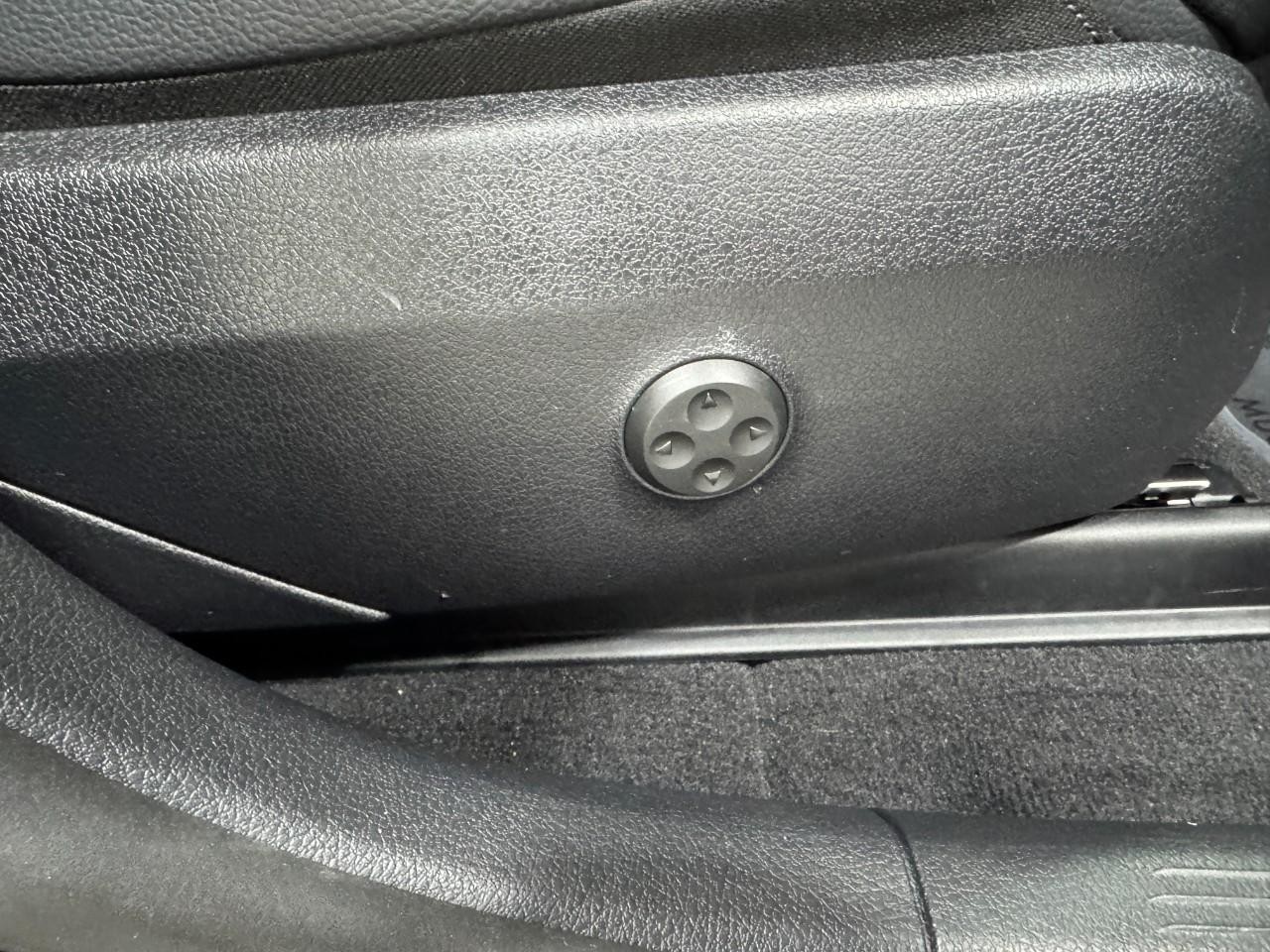 Mercedes-Benz GLC Vehicle Full-screen Gallery Image 18