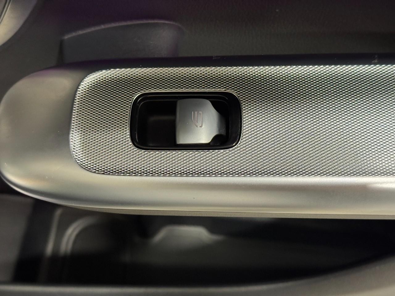 Mercedes-Benz GLC Vehicle Full-screen Gallery Image 21