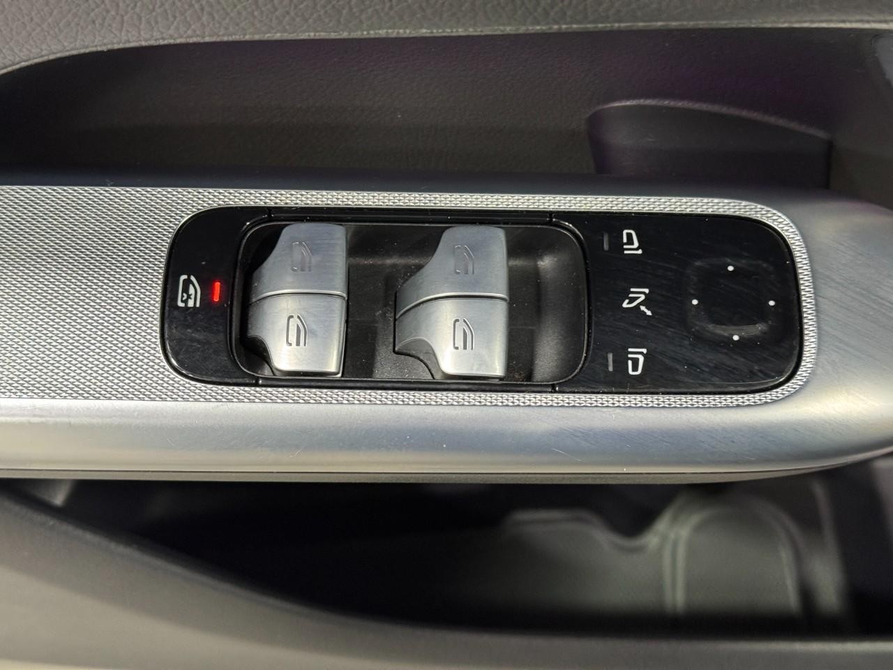 Mercedes-Benz GLC Vehicle Full-screen Gallery Image 24