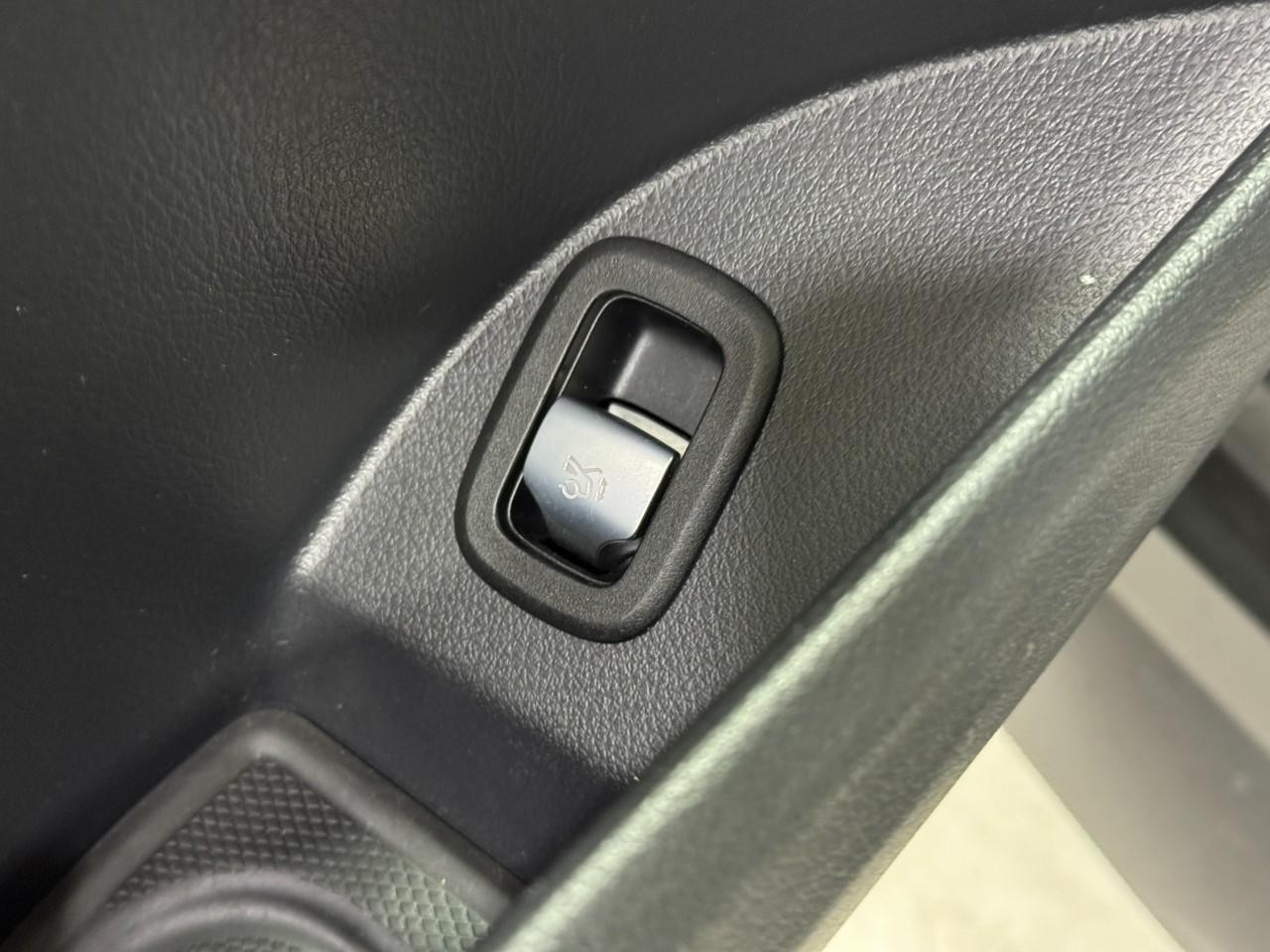 Mercedes-Benz GLC Vehicle Full-screen Gallery Image 26