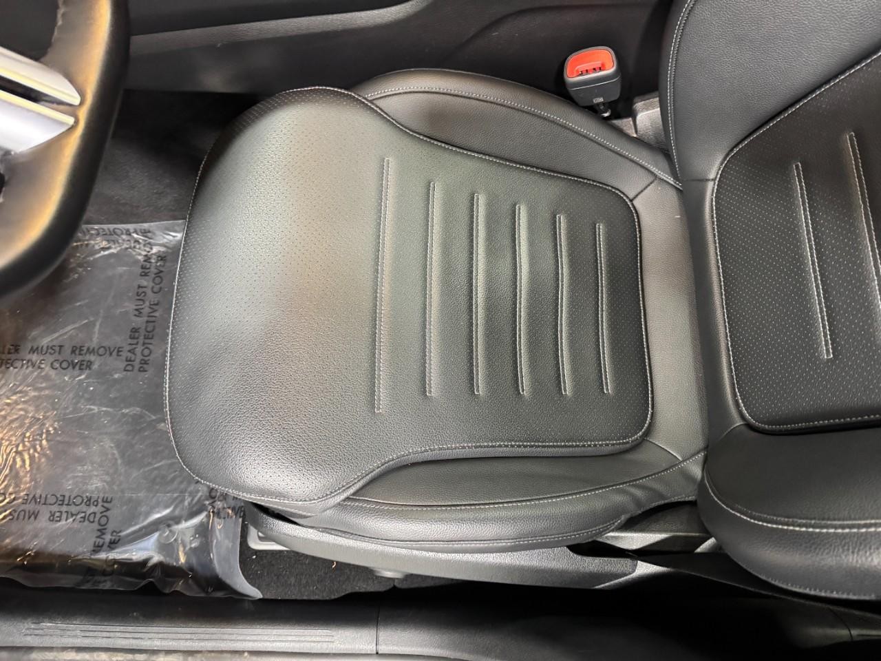 Mercedes-Benz GLC Vehicle Full-screen Gallery Image 28