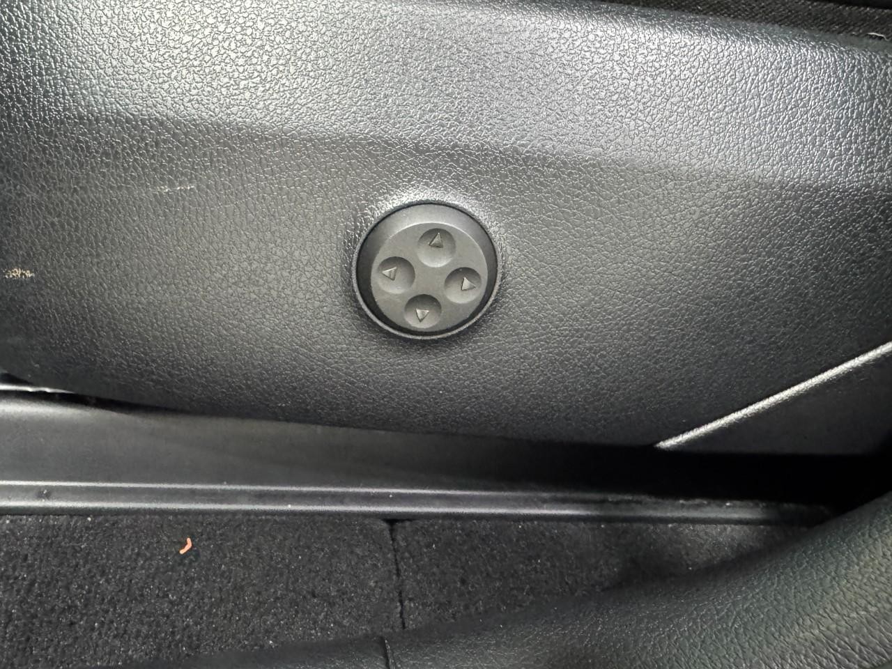 Mercedes-Benz GLC Vehicle Full-screen Gallery Image 29