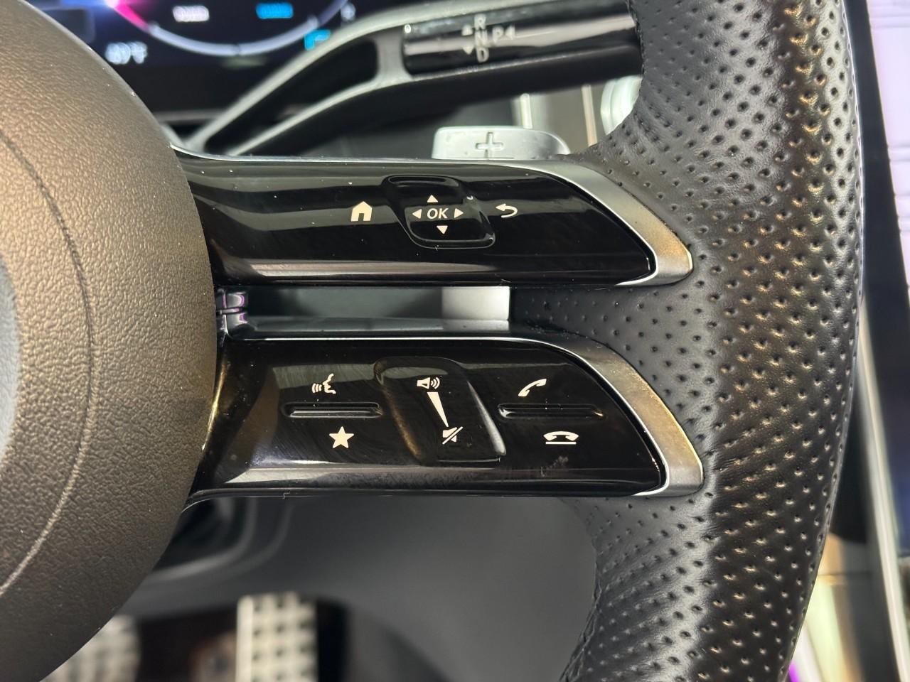 Mercedes-Benz GLC Vehicle Full-screen Gallery Image 32