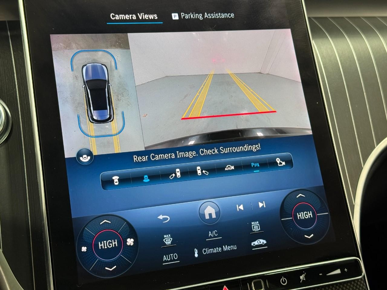 Mercedes-Benz GLC Vehicle Full-screen Gallery Image 35