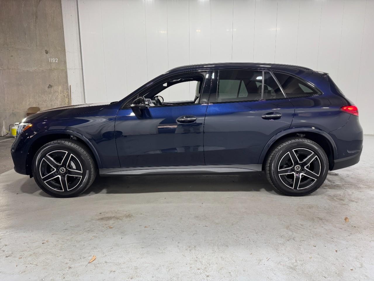 Mercedes-Benz GLC Vehicle Full-screen Gallery Image 2