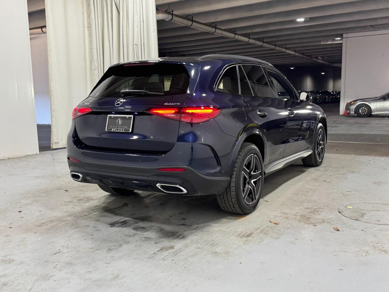 Mercedes-Benz GLC Vehicle Full-screen Gallery Image 4