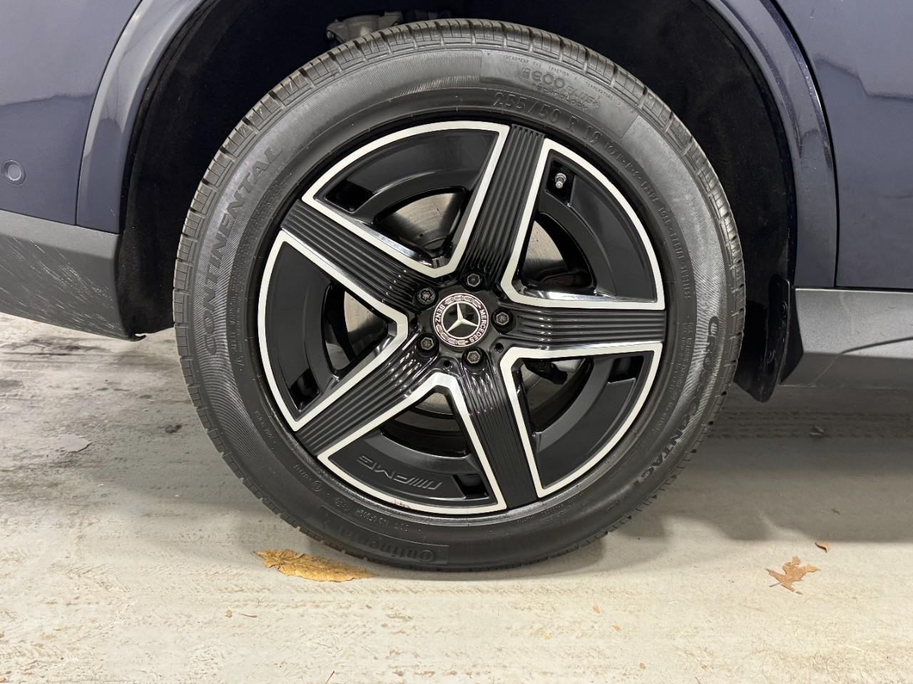 Mercedes-Benz GLC Vehicle Full-screen Gallery Image 5