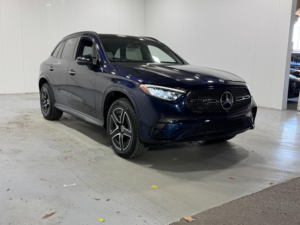 Mercedes-Benz GLC Vehicle Full-screen Gallery Image 6