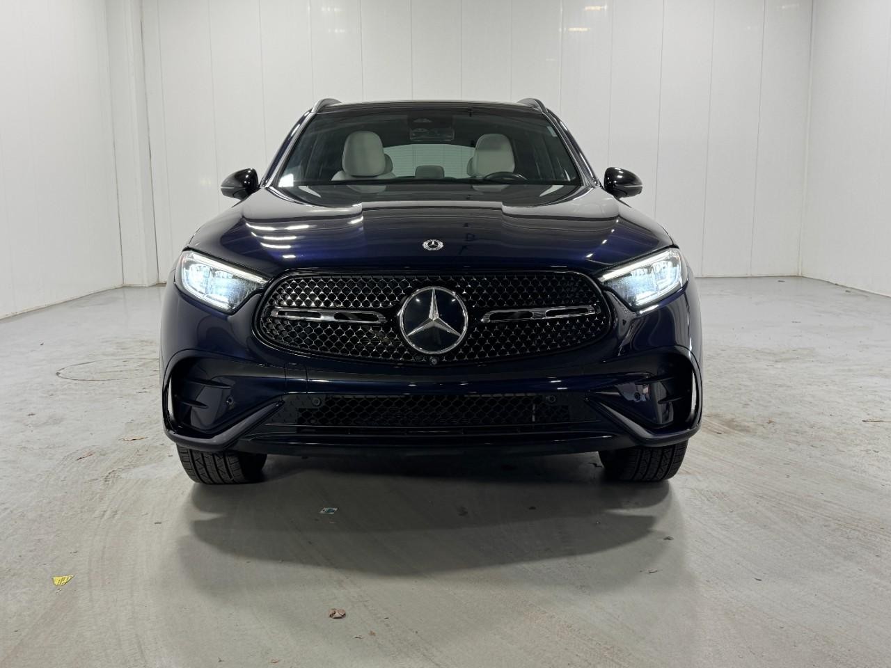 Mercedes-Benz GLC Vehicle Full-screen Gallery Image 7