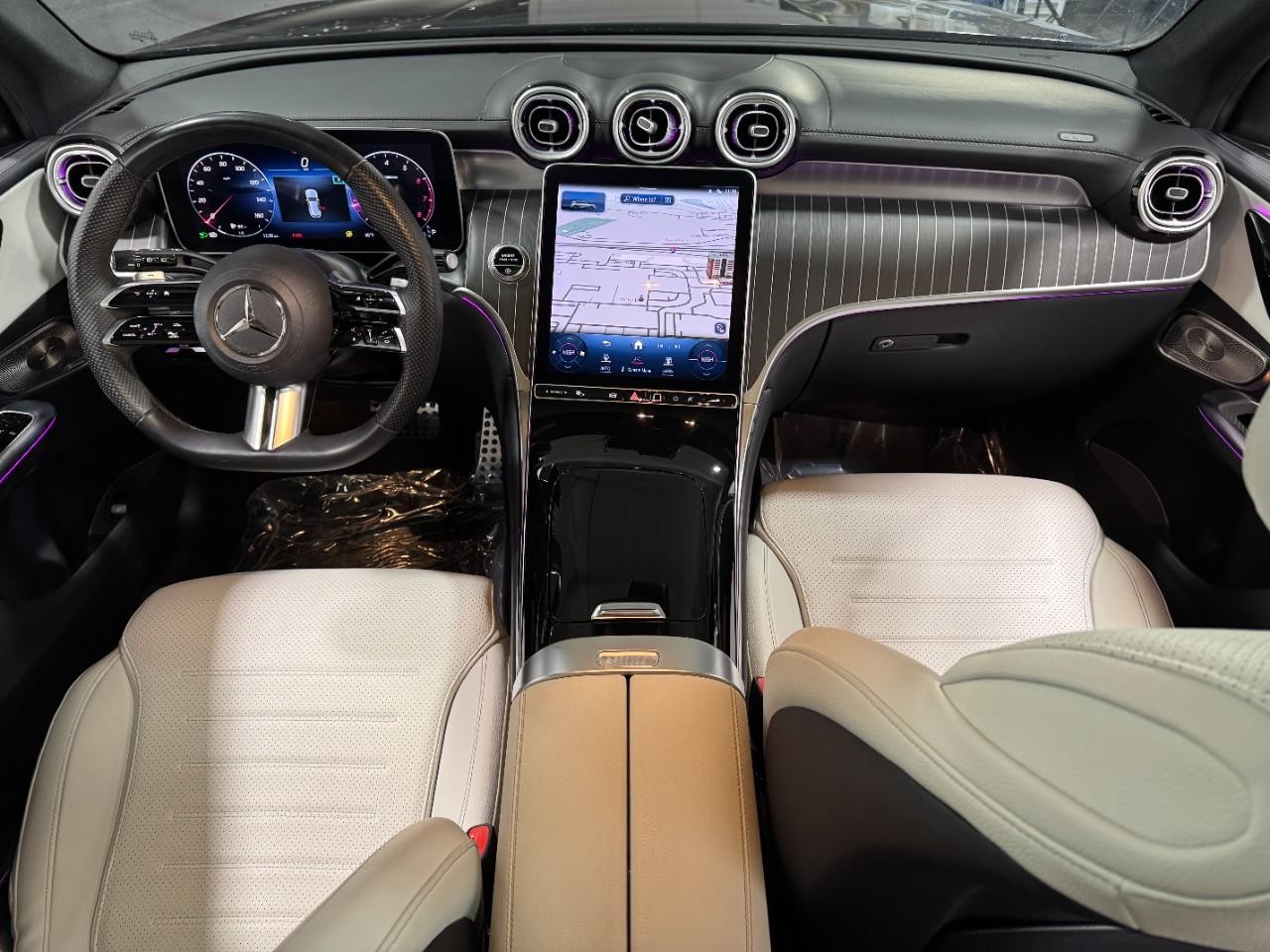 Mercedes-Benz GLC Vehicle Full-screen Gallery Image 12