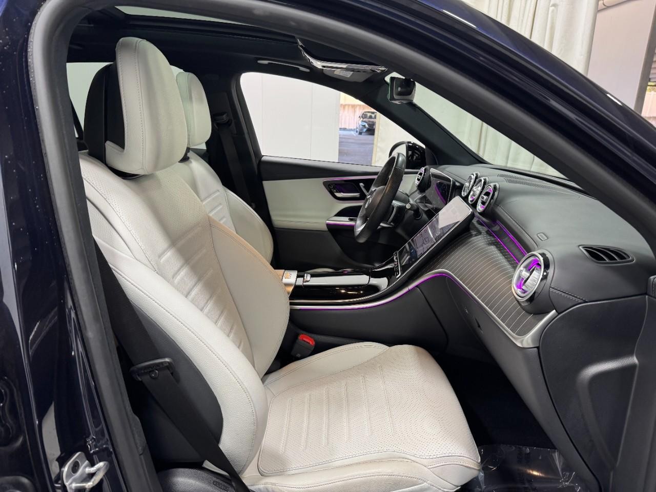 Mercedes-Benz GLC Vehicle Full-screen Gallery Image 16