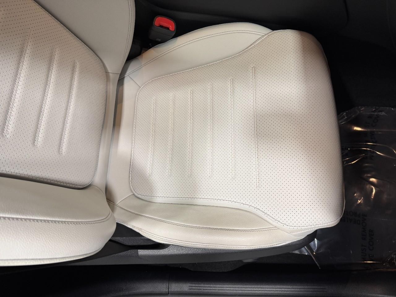 Mercedes-Benz GLC Vehicle Full-screen Gallery Image 17