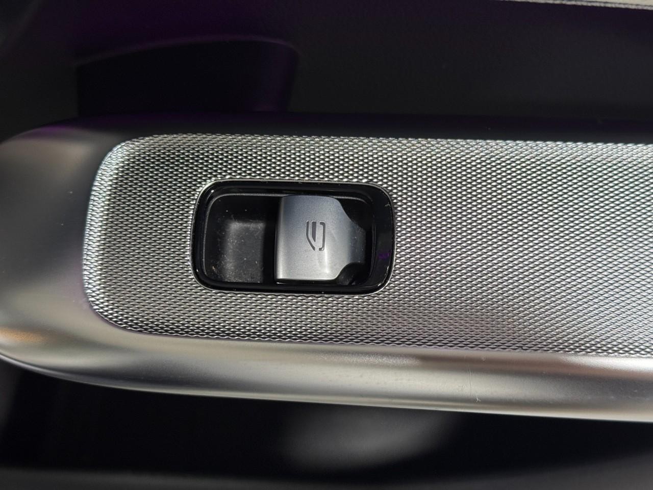 Mercedes-Benz GLC Vehicle Full-screen Gallery Image 21