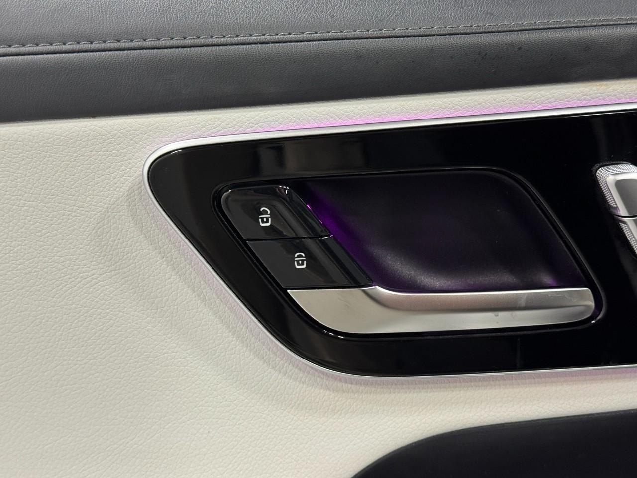 Mercedes-Benz GLC Vehicle Full-screen Gallery Image 23