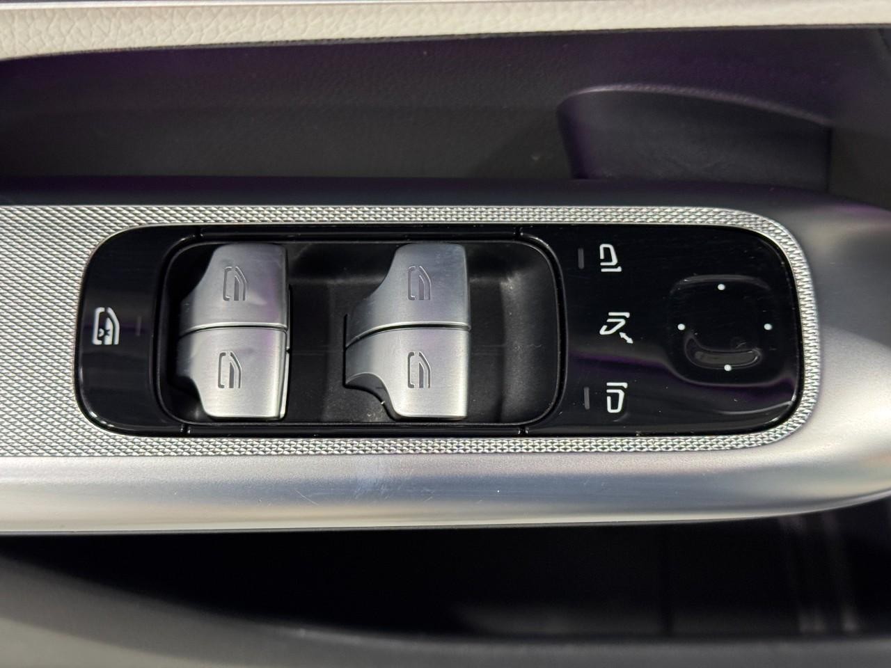 Mercedes-Benz GLC Vehicle Full-screen Gallery Image 24