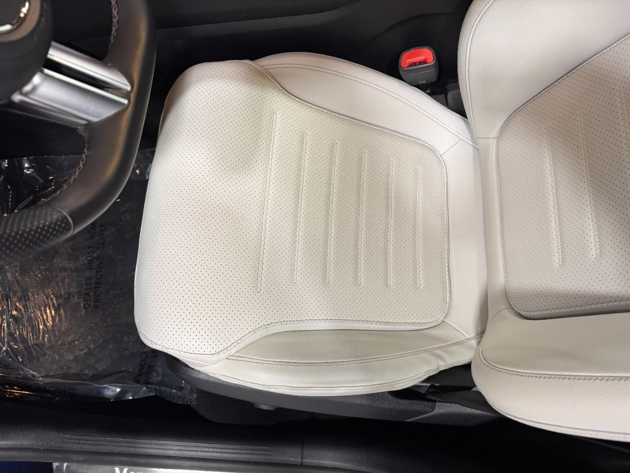 Mercedes-Benz GLC Vehicle Full-screen Gallery Image 28