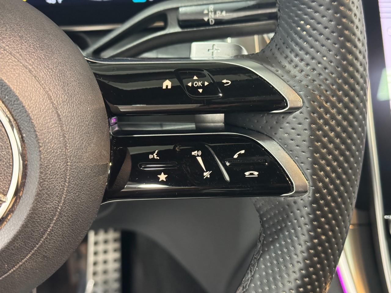 Mercedes-Benz GLC Vehicle Full-screen Gallery Image 32