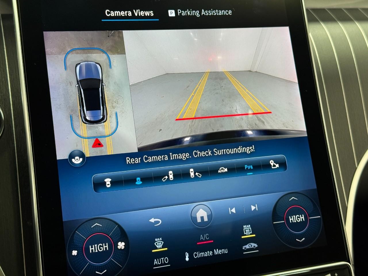 Mercedes-Benz GLC Vehicle Full-screen Gallery Image 35