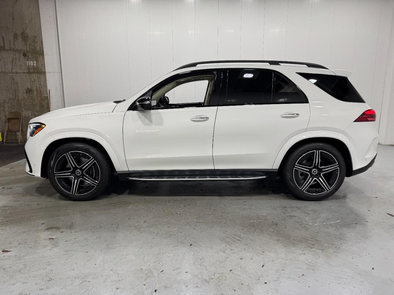Mercedes-Benz GLE Vehicle Full-screen Gallery Image 2