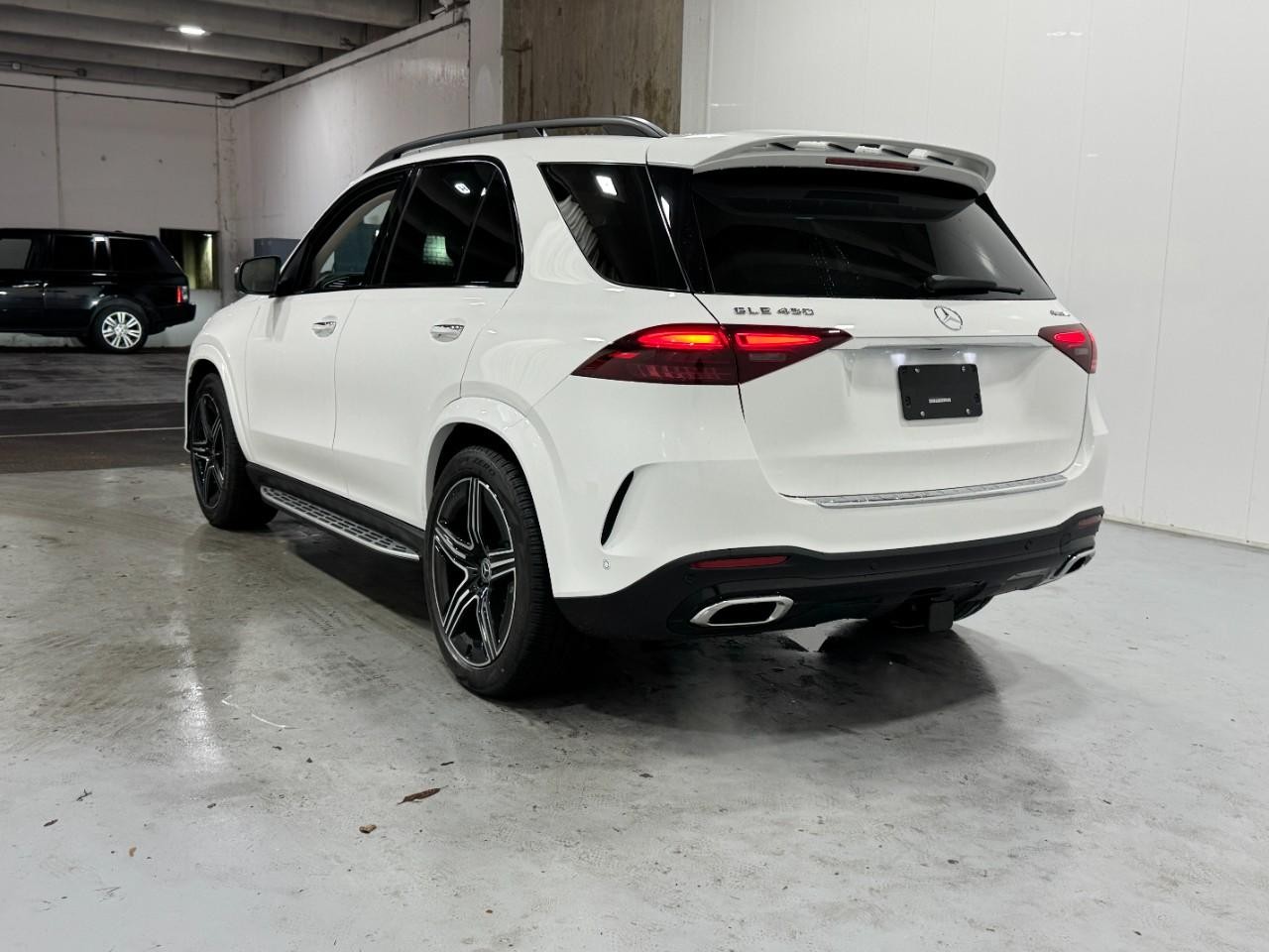 Mercedes-Benz GLE Vehicle Full-screen Gallery Image 3