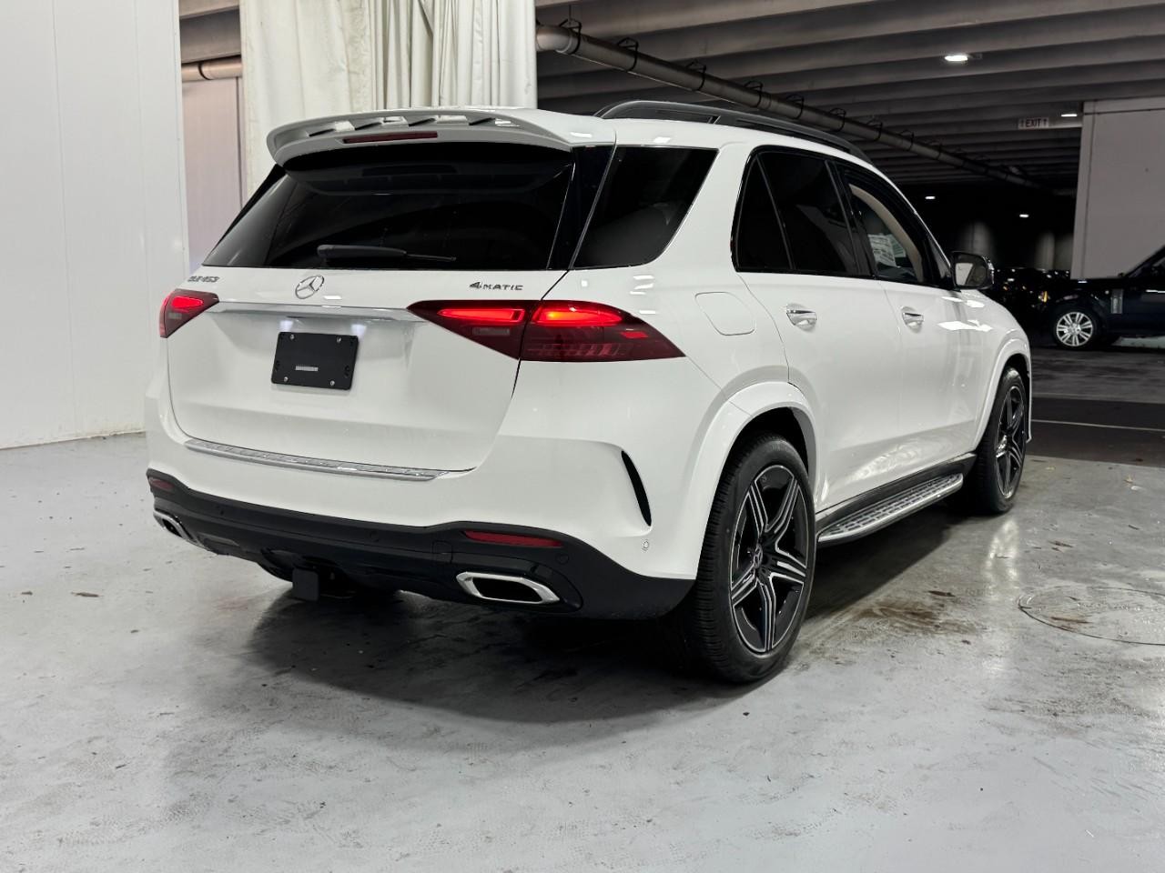 Mercedes-Benz GLE Vehicle Full-screen Gallery Image 4