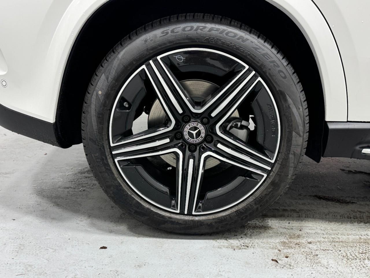 Mercedes-Benz GLE Vehicle Full-screen Gallery Image 5