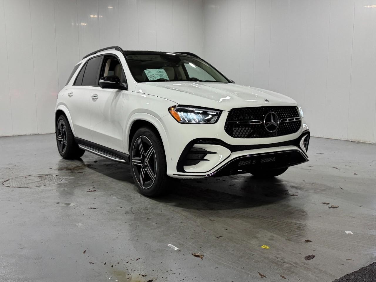 Mercedes-Benz GLE Vehicle Full-screen Gallery Image 6