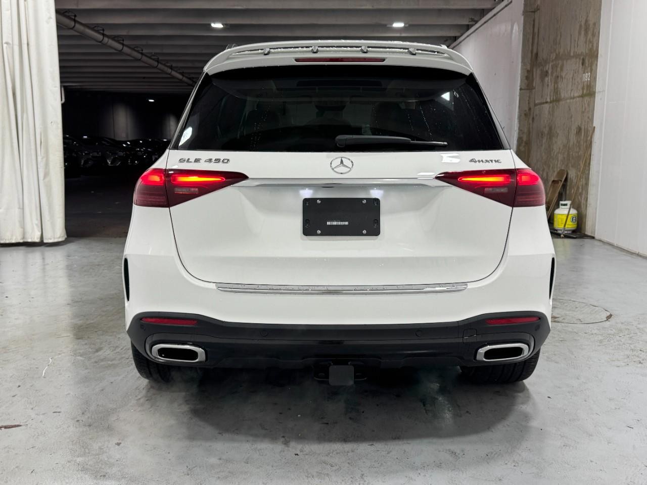 Mercedes-Benz GLE Vehicle Full-screen Gallery Image 9