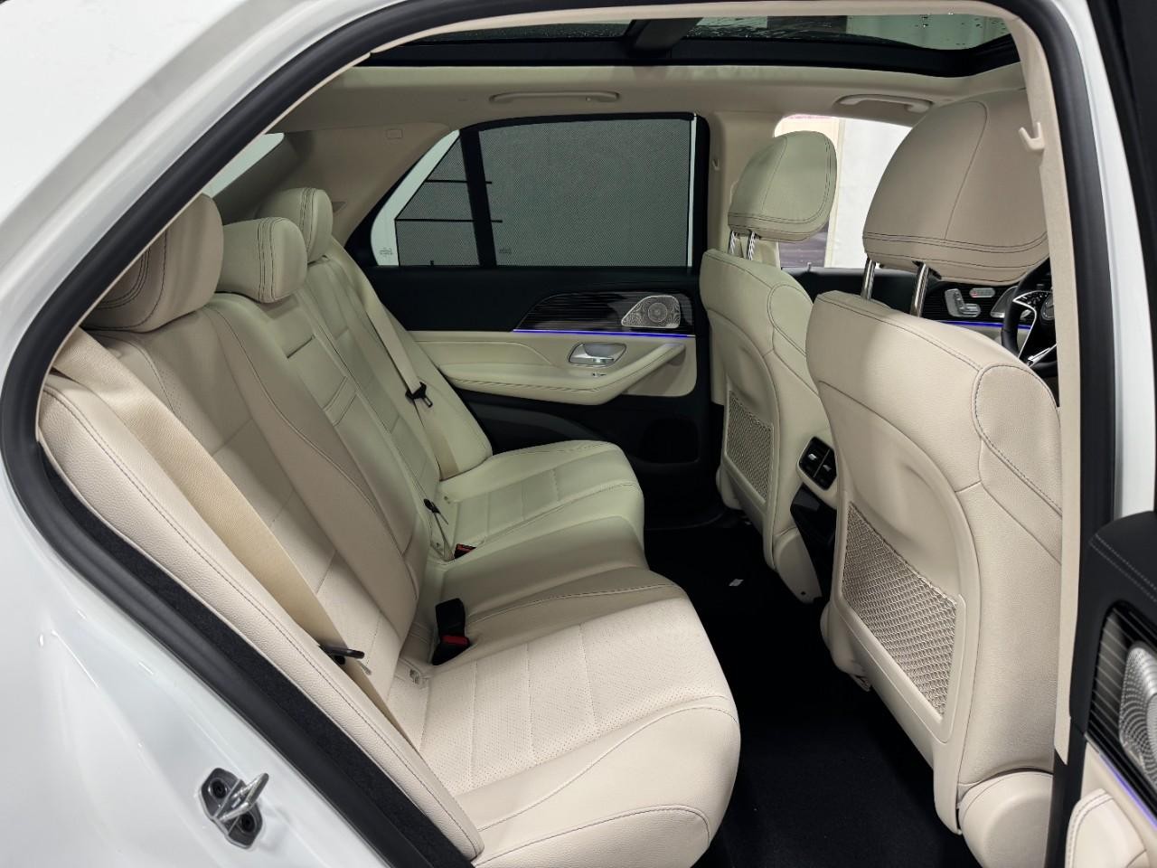 Mercedes-Benz GLE Vehicle Full-screen Gallery Image 10