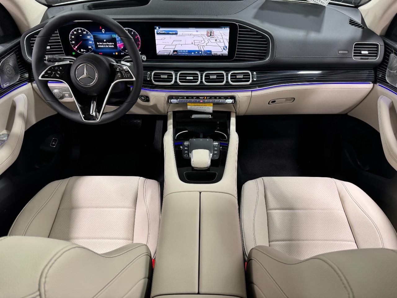 Mercedes-Benz GLE Vehicle Full-screen Gallery Image 12